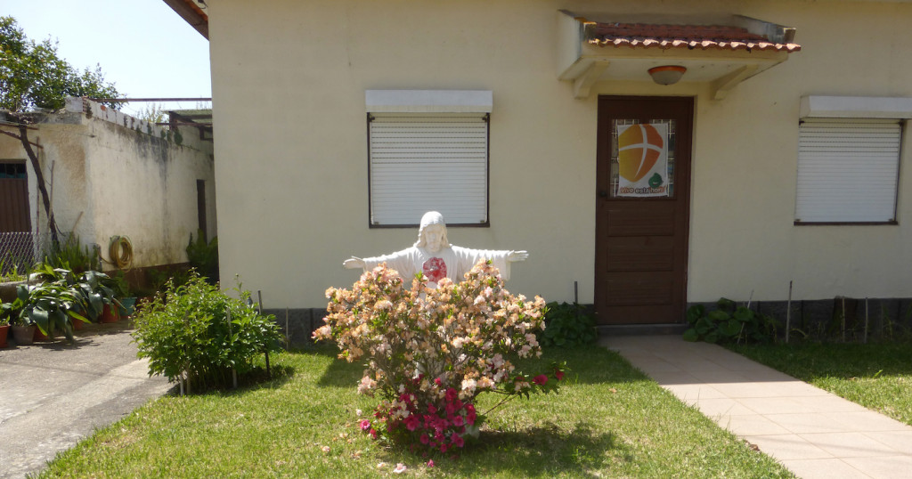 Jesusfigur im Garten